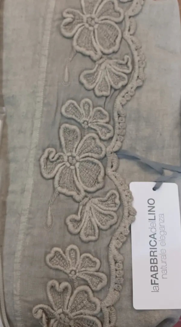 copriletto ricamato di lino